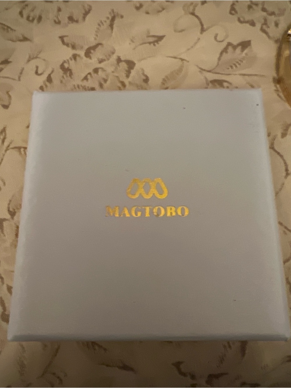 MAGTOBO Gold Tone Magnetic Bag Holder Bracelet | Clover Luxe Accessory ~ NWOT - Picture 4 of 4